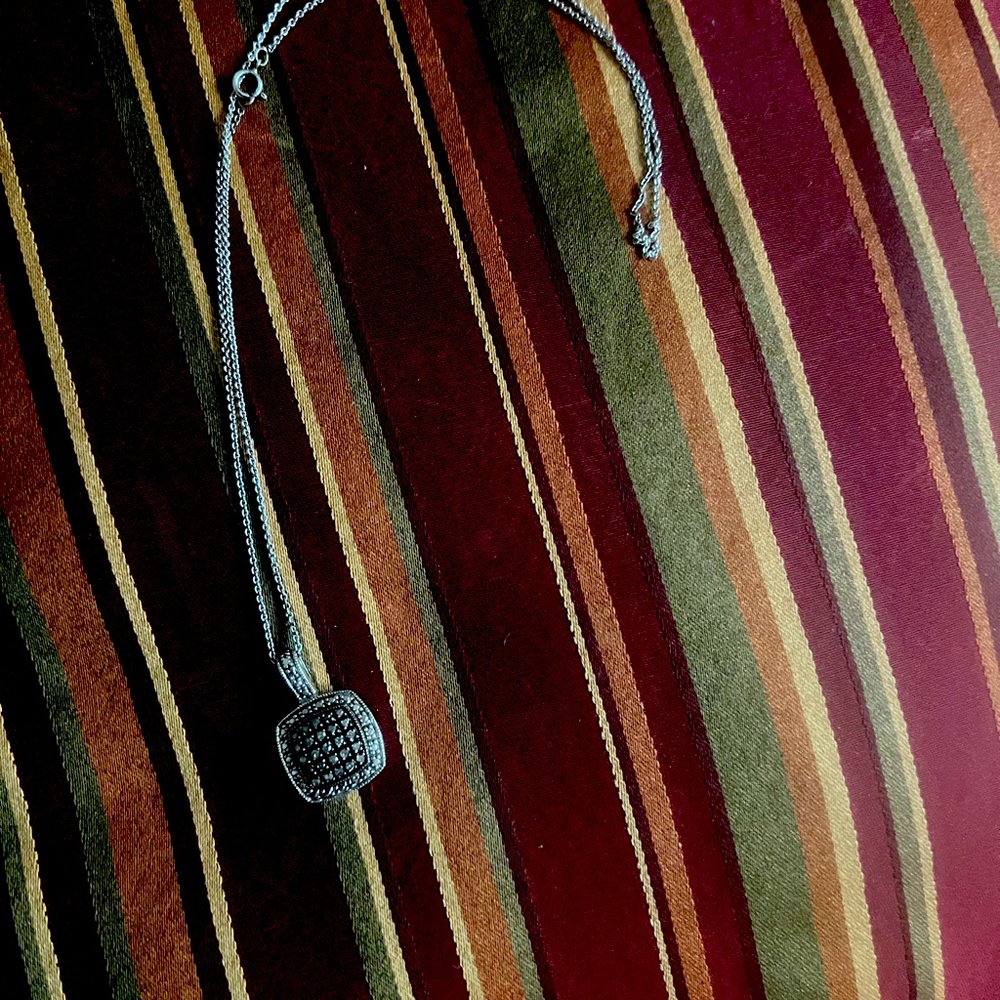 Silver necklace with diamond chips